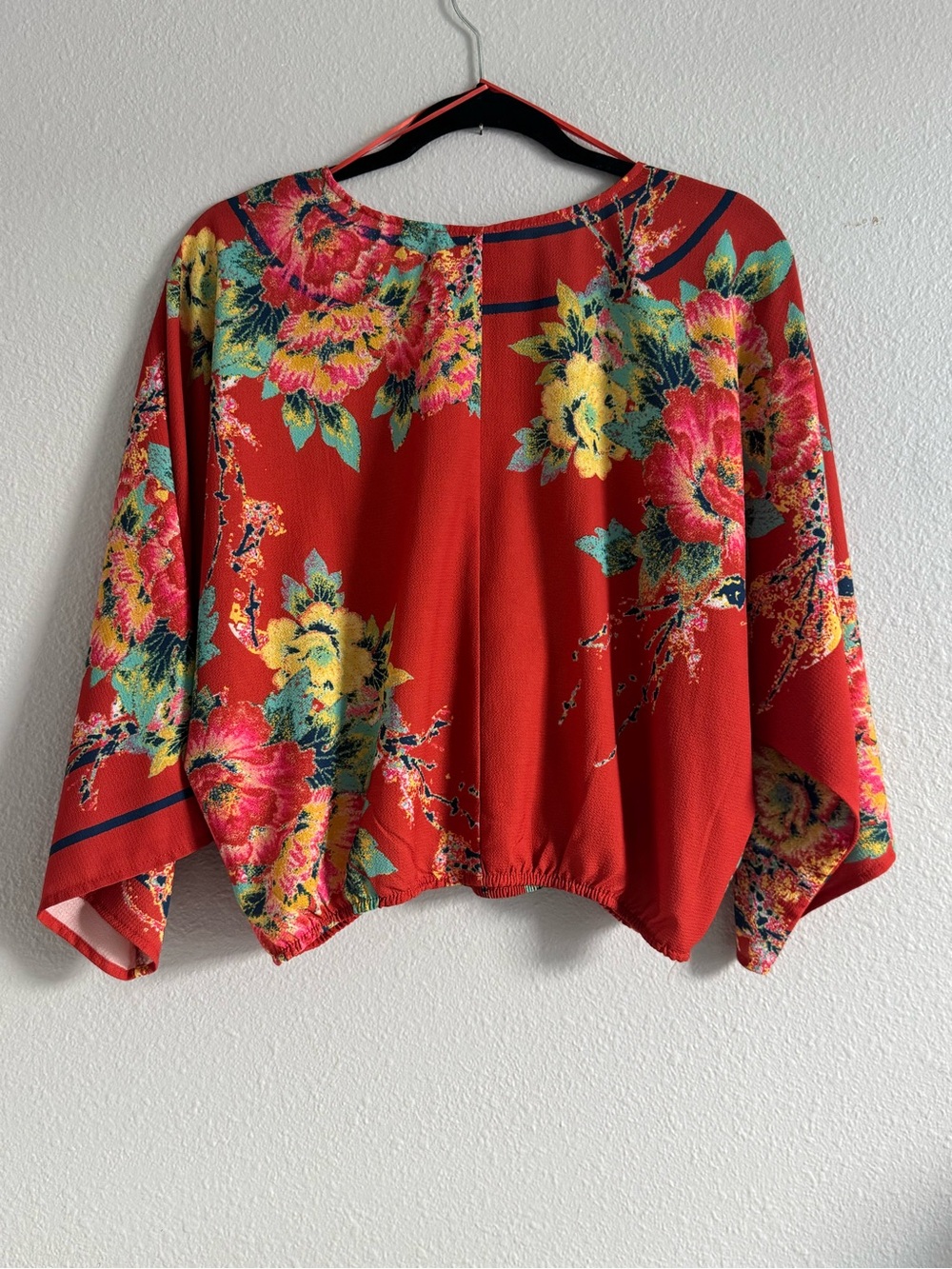 L Flying Tomato boho crop top, bold floral pattern, dolman sleeves, elastic hem - Picture 3 of 8